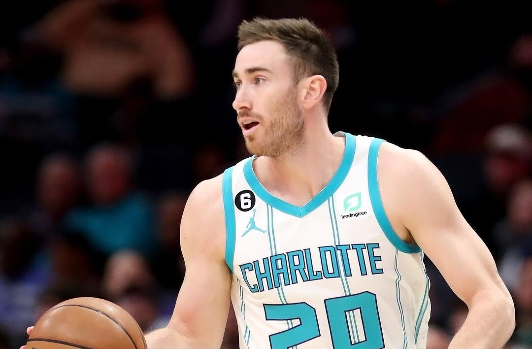 GORDON HAYWARD BOTA EL BALÓN PARA LOS HORNETS EN LA NBA