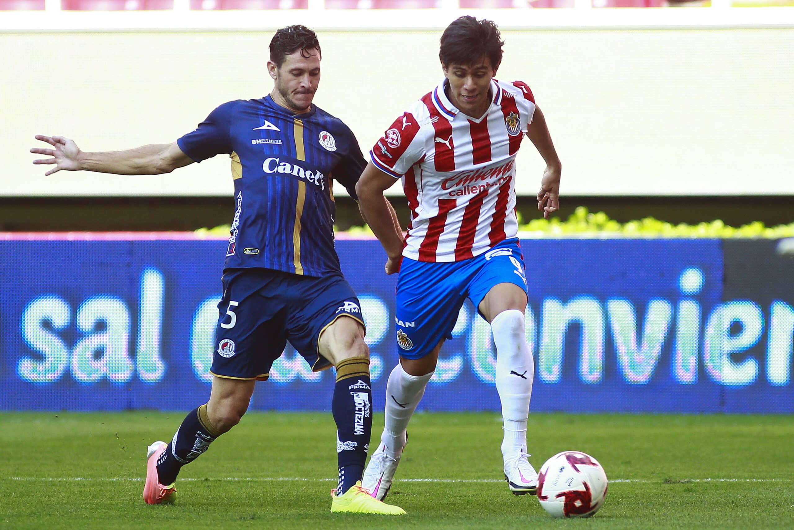 Gabriel González del Atlético de San Luis y José Macías del Chivas disputan el balón durante el juego de la jornada 5 del Torneo Guard1anes 2020.