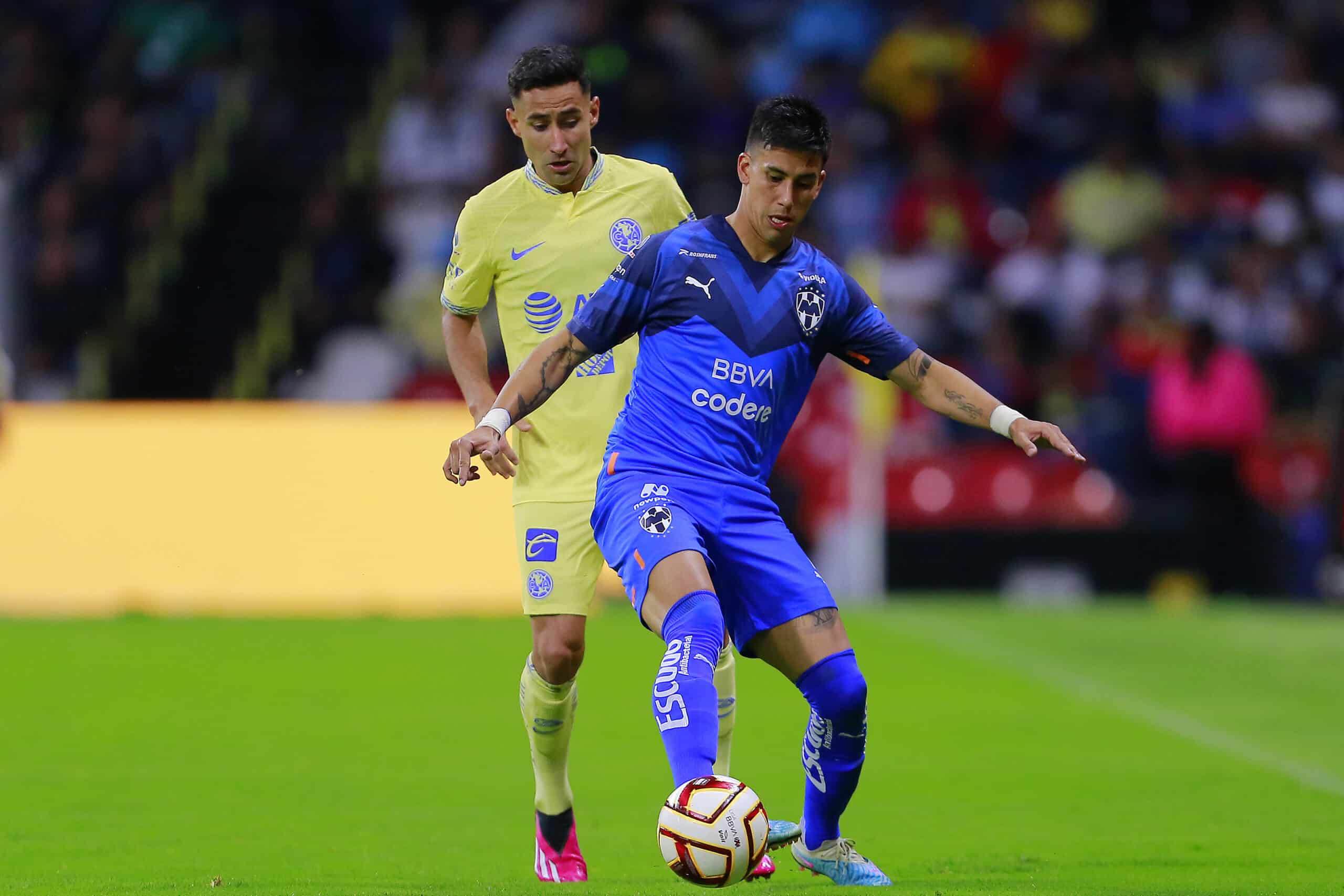 Luis Fernando Fuentes del América y Maximiliano Meza del Monterrey disputan el balón durante el juego de la jornada 14 del Torneo Clausura 2023 de la Liga BBVA MX.
