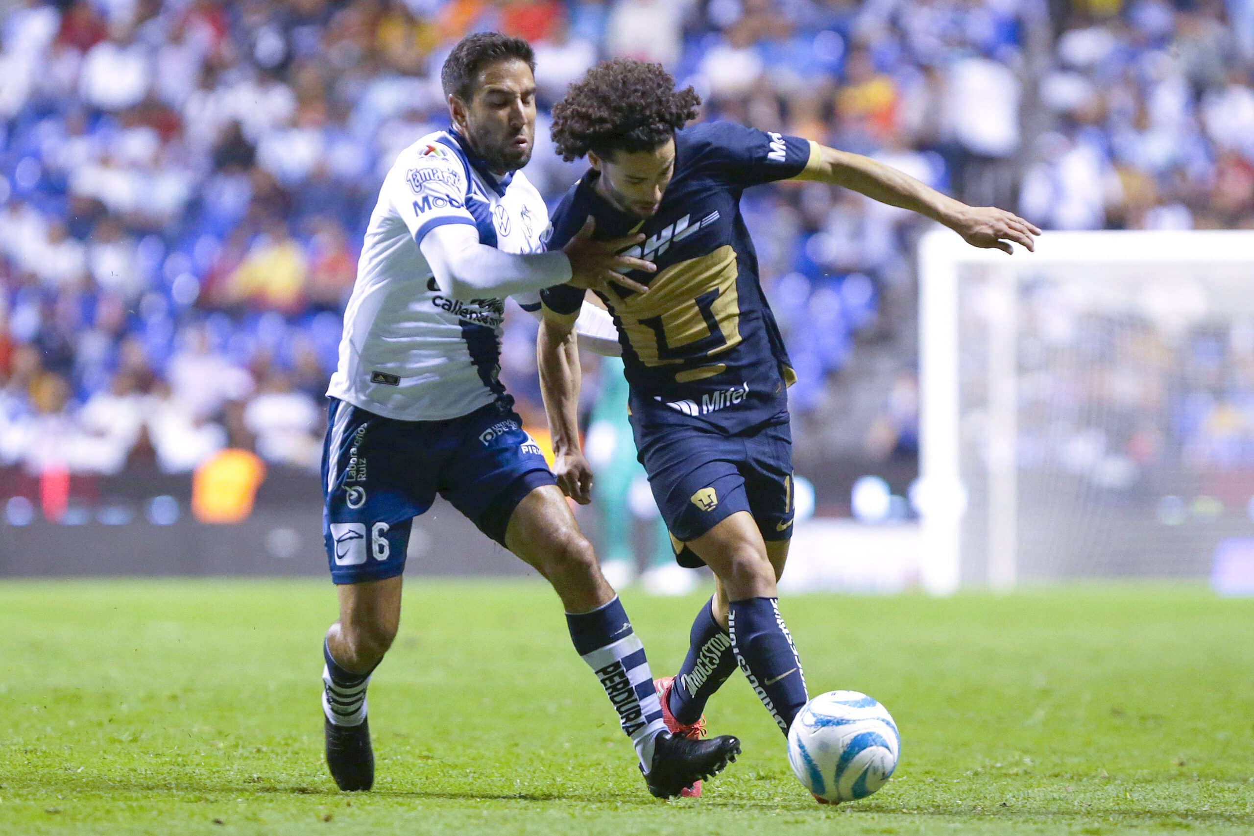 Pablo González del Puebla y Cesar Huerta del Pumas disputan el balón durante el juego de la jornada 9 del Torneo Apertura 2023 de la Liga BBVA MX.