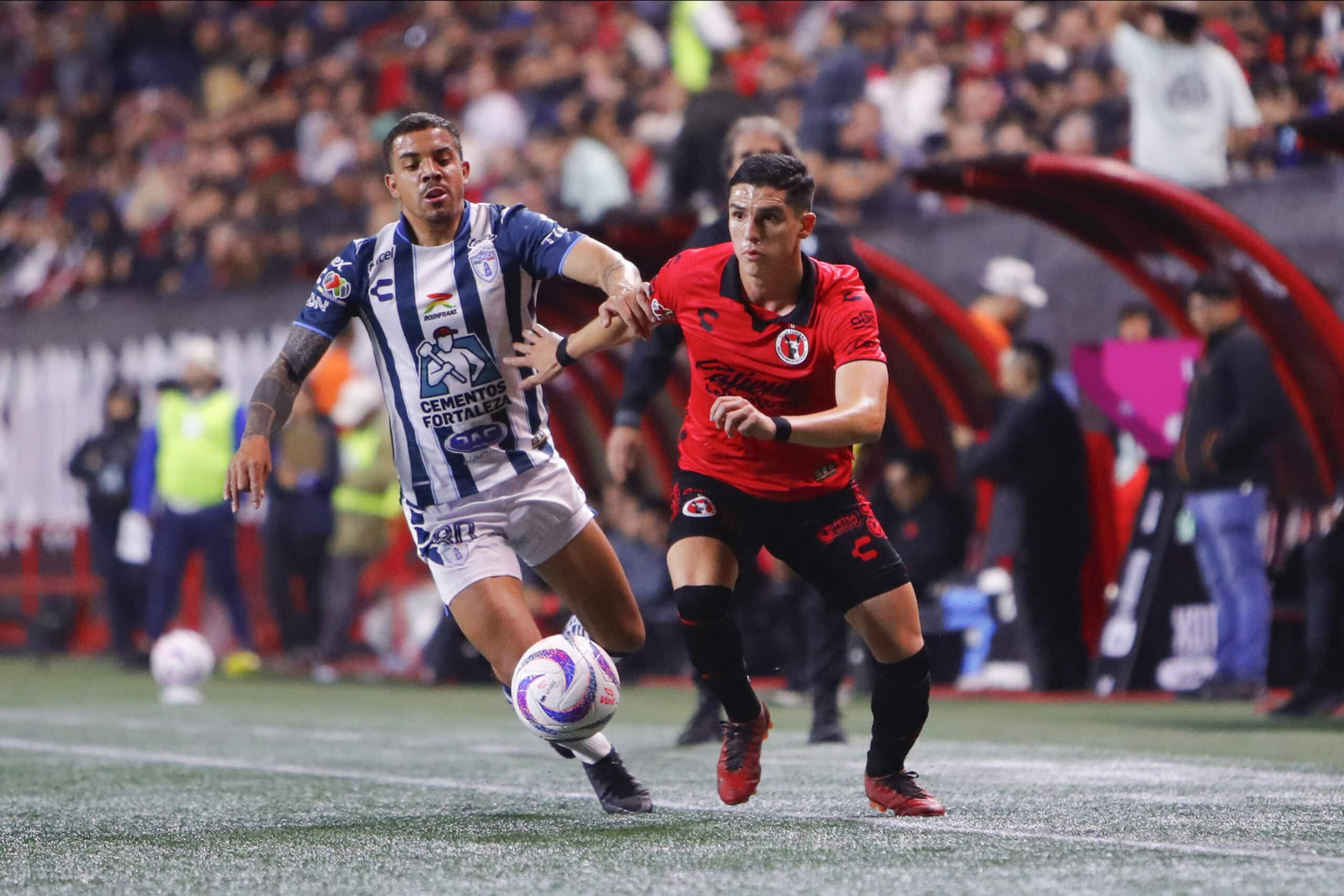Miguel Terans del Pachuca y Aaron Mejía del Tijuana disputan el balón durante el juego de la jornada 17 del Torneo Apertura 2023.