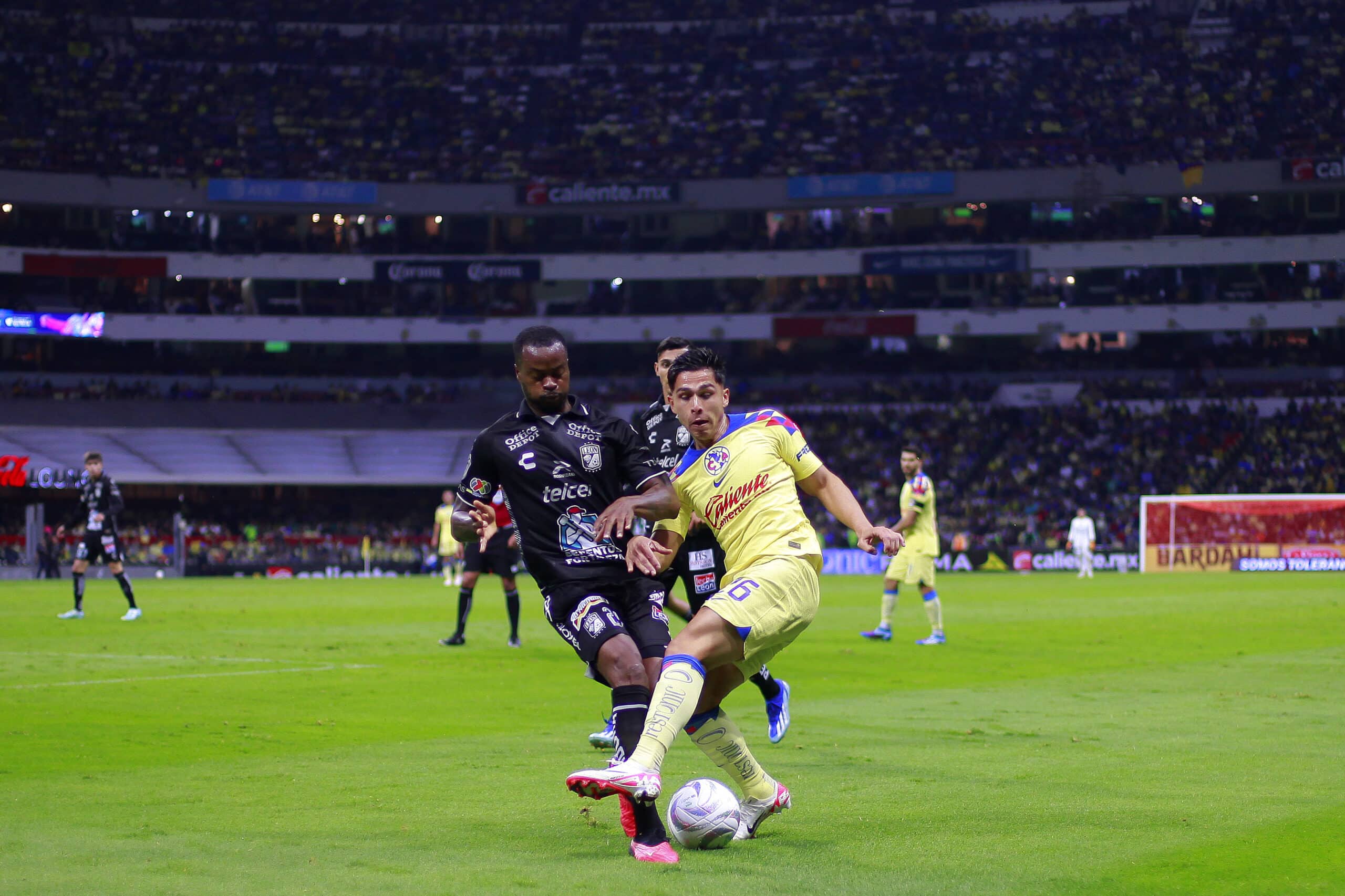 Jaine Stiven del León y Salvador Reyes del América disputan el balon durante el juego de vuelta de los cuartos de final del Torneo Apertura 2023.