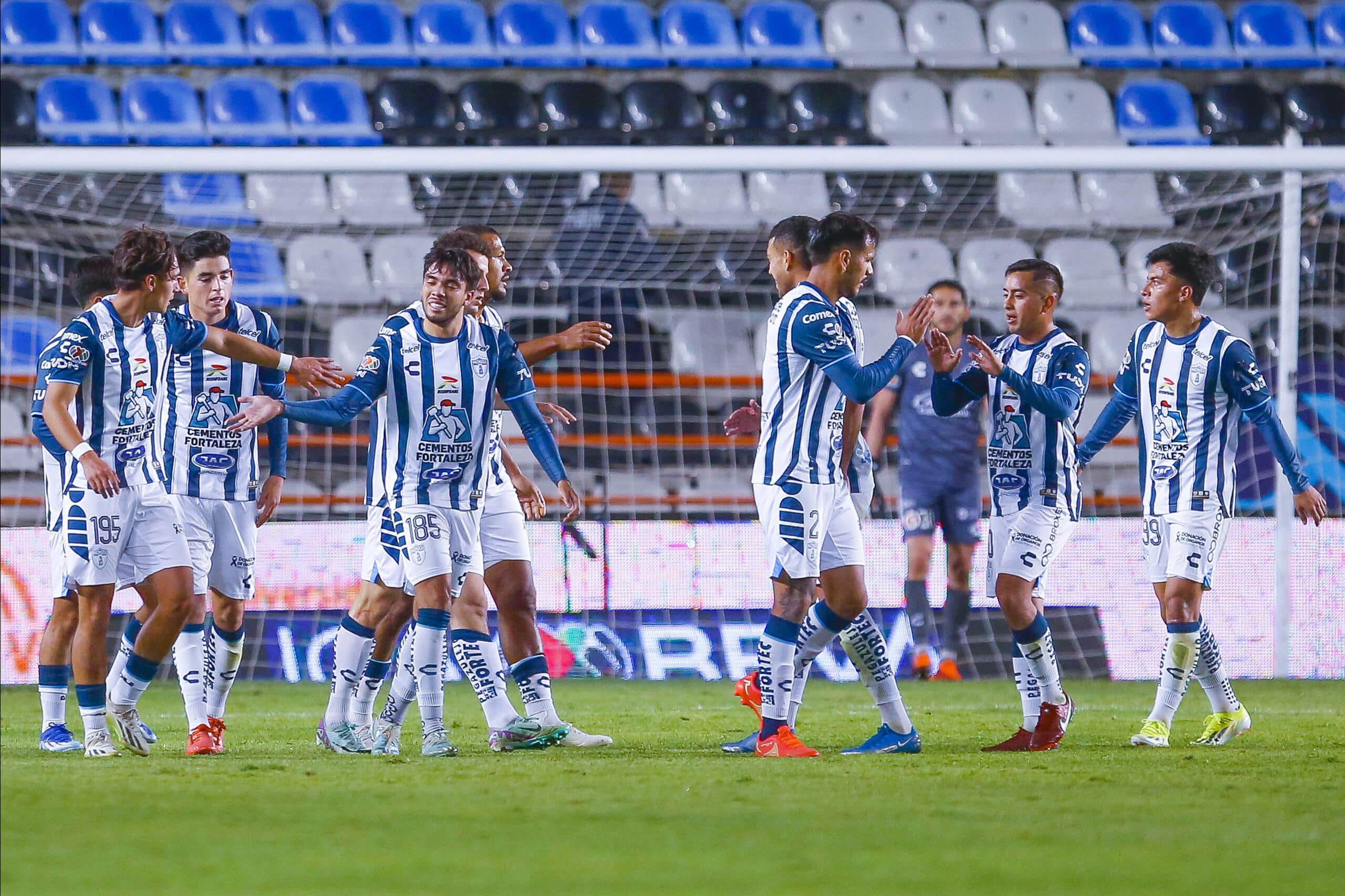 Oussama Idrissi del Pachuca en festejo con sus compañeros de equipo después de anotar el segundo gol durante el juego de la jornada 5 del Torneo Clausura 2024.