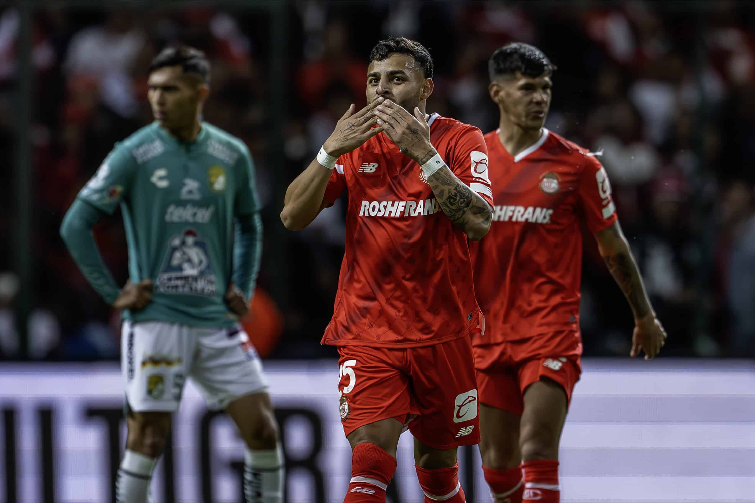 Ernesto Vega del Toluca en festejo después de anotar el cuarto gol de su equipo durante el partido de la jornada 5 del Torneo Clausura 2024.