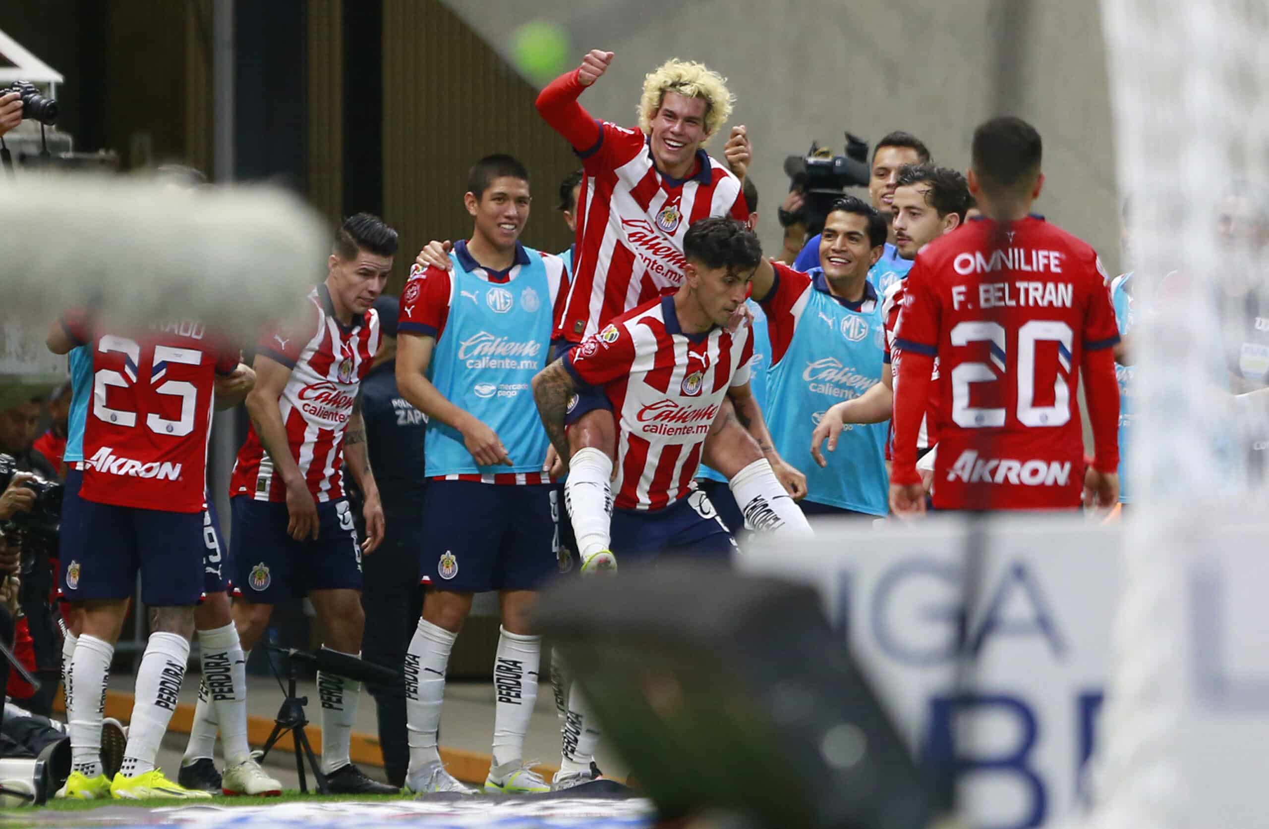 Víctor Guzmán del Chivas en festejo después de anotar el segundo gol de su equipo durante el juego de la jornada 6 del Torneo Clausura 2024.