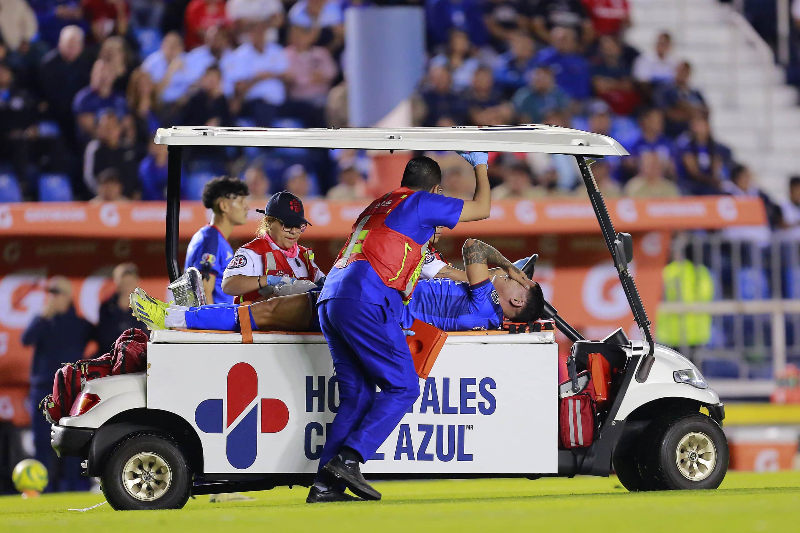Gabriel Fernández del Cruz Azul sale lesionado durante el juego de la jornada 6 del Torneo Clausura 2024.