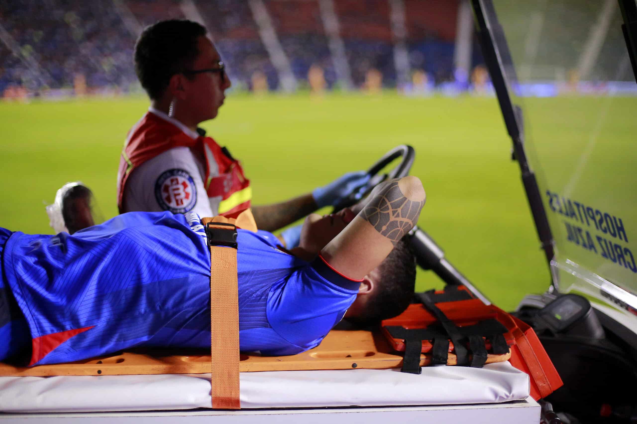 Gabriel Fernández del Cruz Azul sale lesionado durante el juego de la jornada 6 del Torneo Clausura 2024 de la Liga BBVA MX.