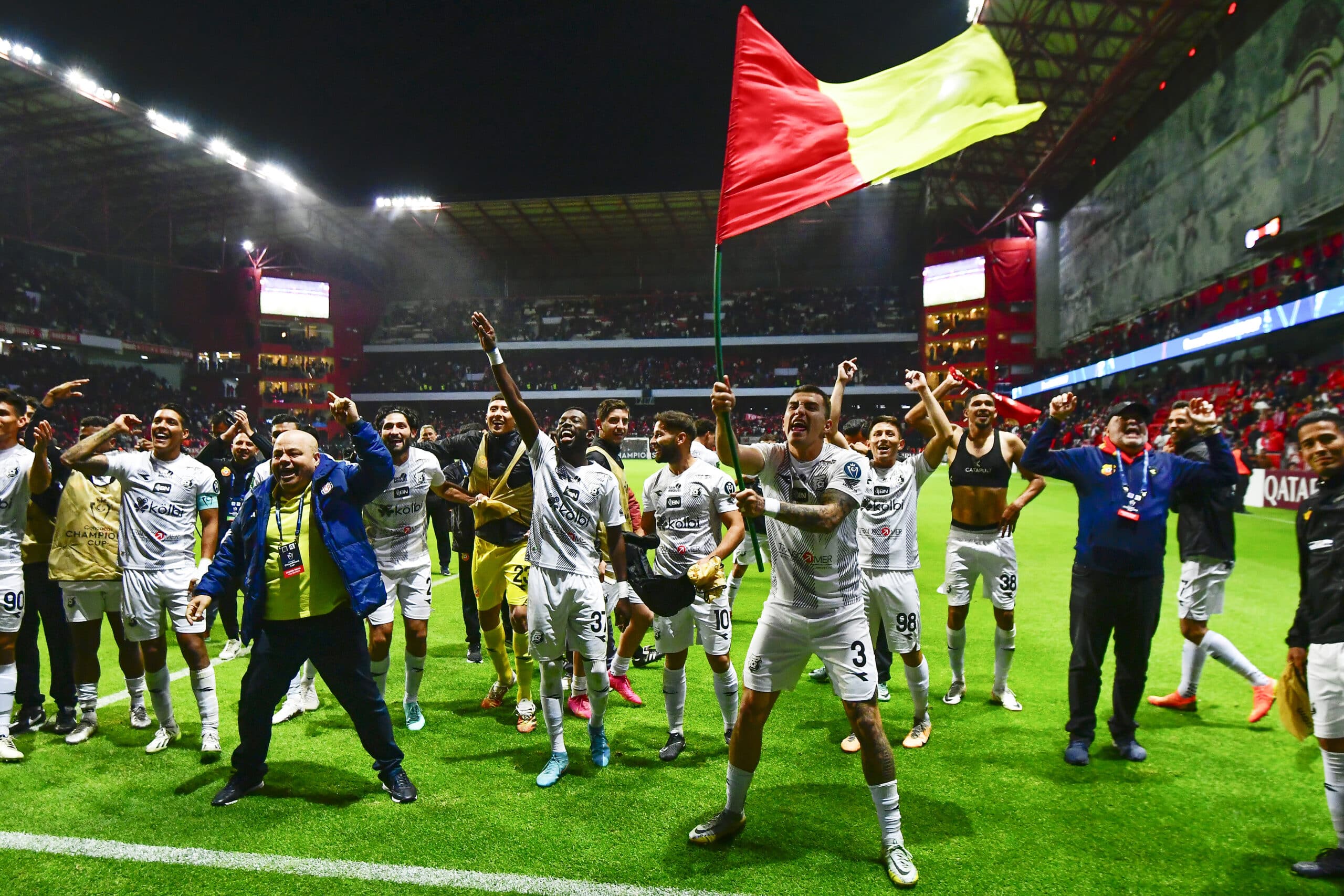 Jugadores del Herediano en festejo por el triunfo durante el juego de vuelta de la primera ronda de la Copa de Campeones de la CONCACAF 2024.