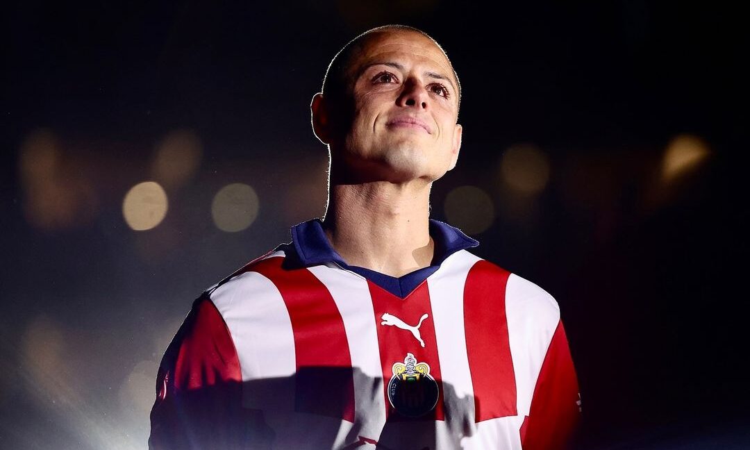 JAVIER 'CHICHARITO' HERNÁNDEZ DURANTE SU PRESENTACIÓN CON CHIVAS