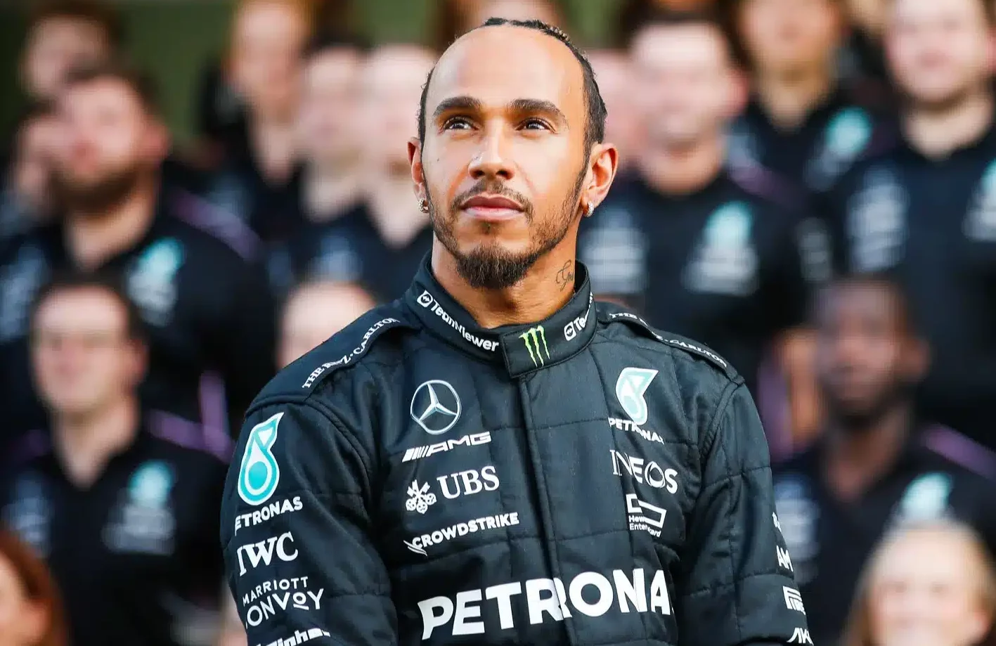 LEWIS HAMILTON POSA PARA LA FOTO CON MERCEDES