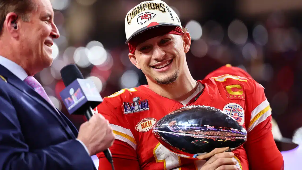 PATRICK MAHOMES POSA PARA LA FOTO CON EL TROFEO VINCE LOMBARDI