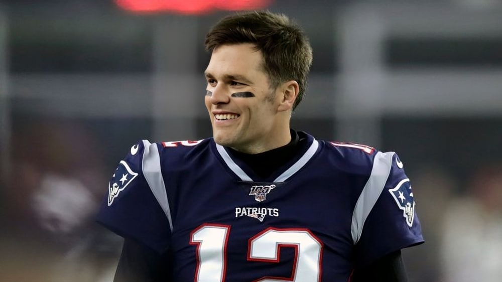 TOM BRADY SONRÍE PARA LOS PATRIOTS EN UN JUEGO DE LA NFL