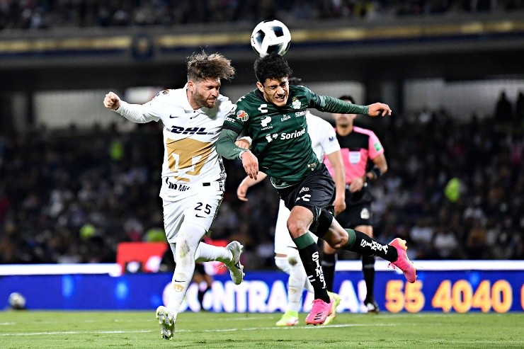 Palermo Ortiz pelea el balón por aire con jugador de Santos.