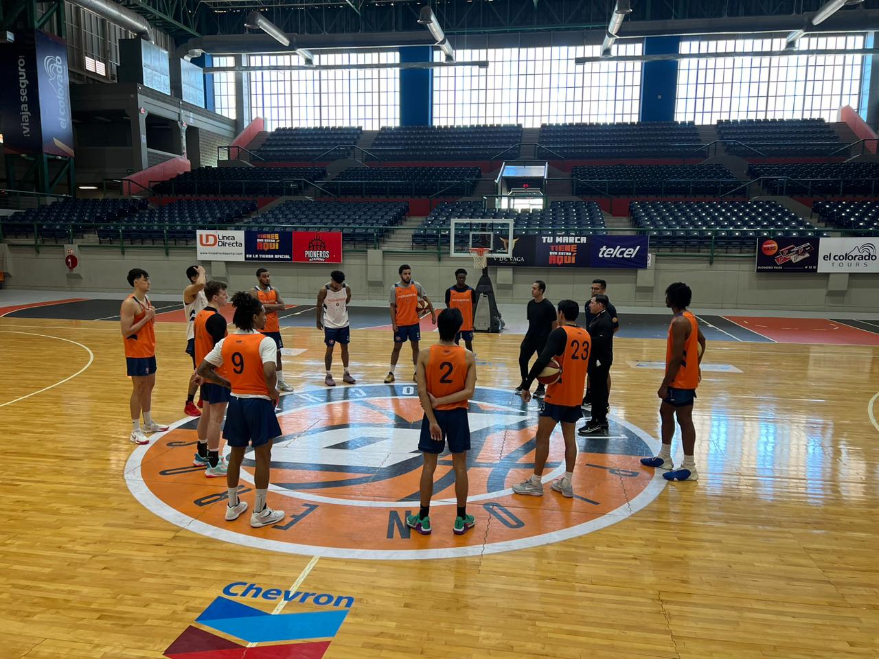 Pioneros de Los Mochis en practica en el Centro de Usos Múltiples.