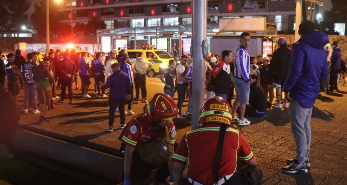 Bomberos de Guatemala atendieron a varios lesionados a las afueras del estadio.