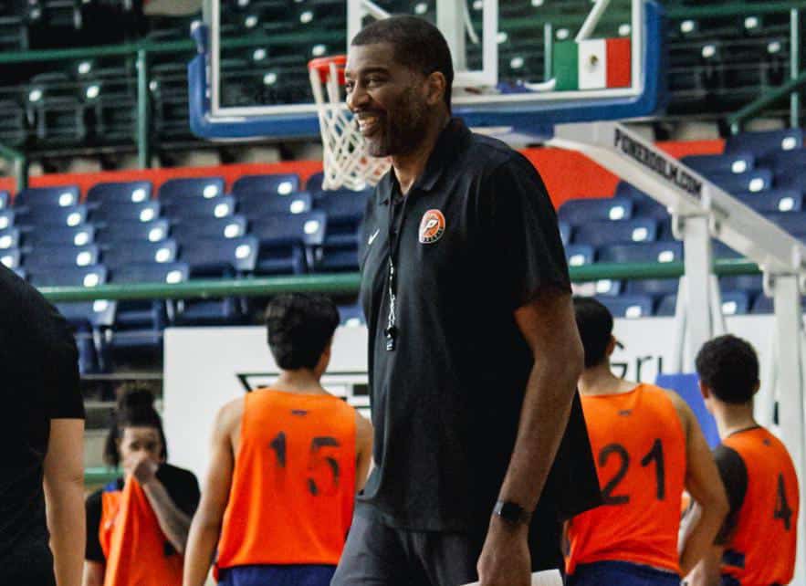 Derrick Alston en entrenamiento de Pioneros en el CUM.