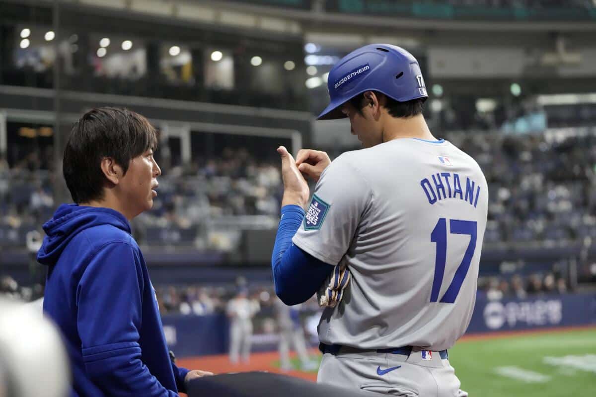 Shohei Ohtani en platica con su traductor oficial.
