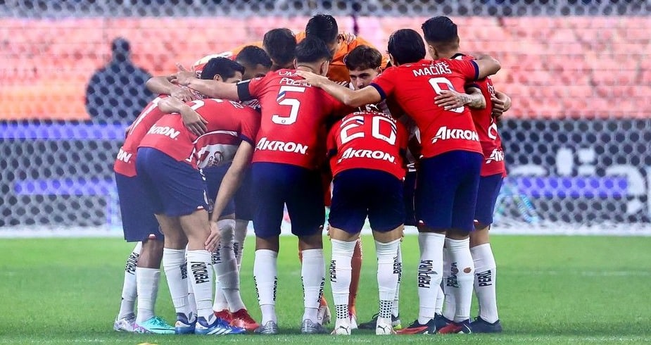 Jugadores de Chivas previo al juego de vuelta en el Azteca de Concachampions.