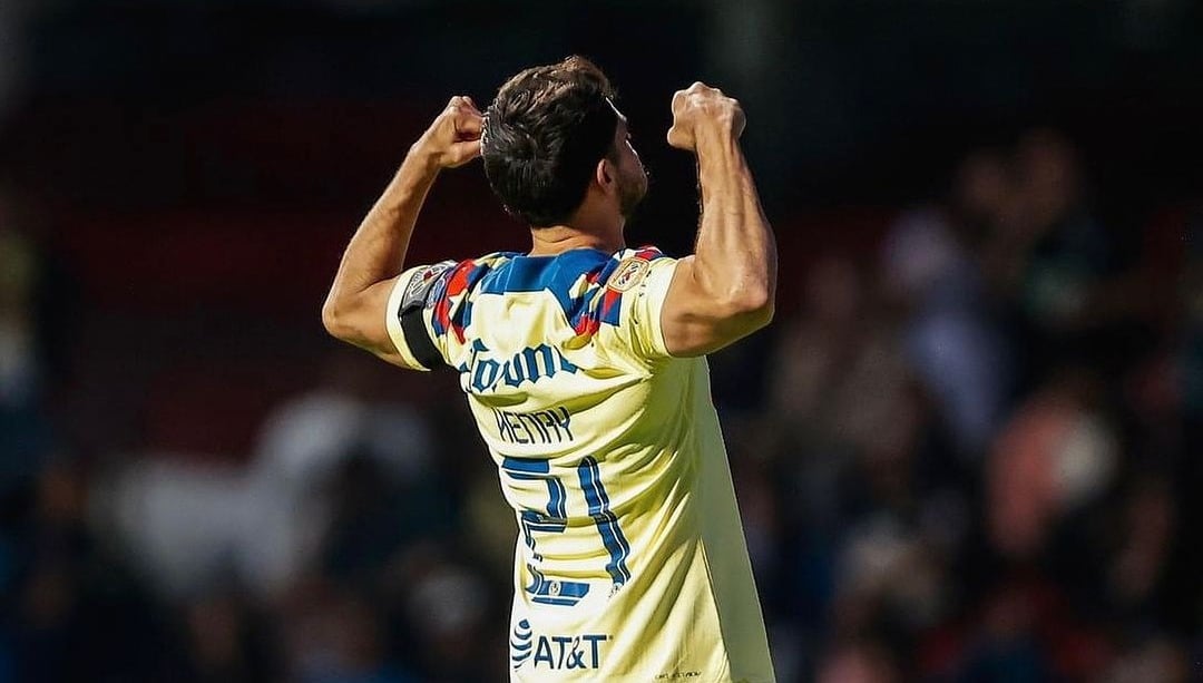 Henry Martin festeja gol ante Chivas en la Concachampions.