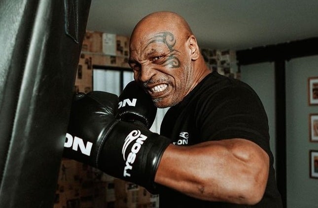Mike Tyson en pleno entrenamiento para su pelea.