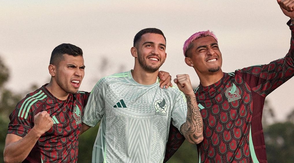 Jugadores de México con su nueva piel.
