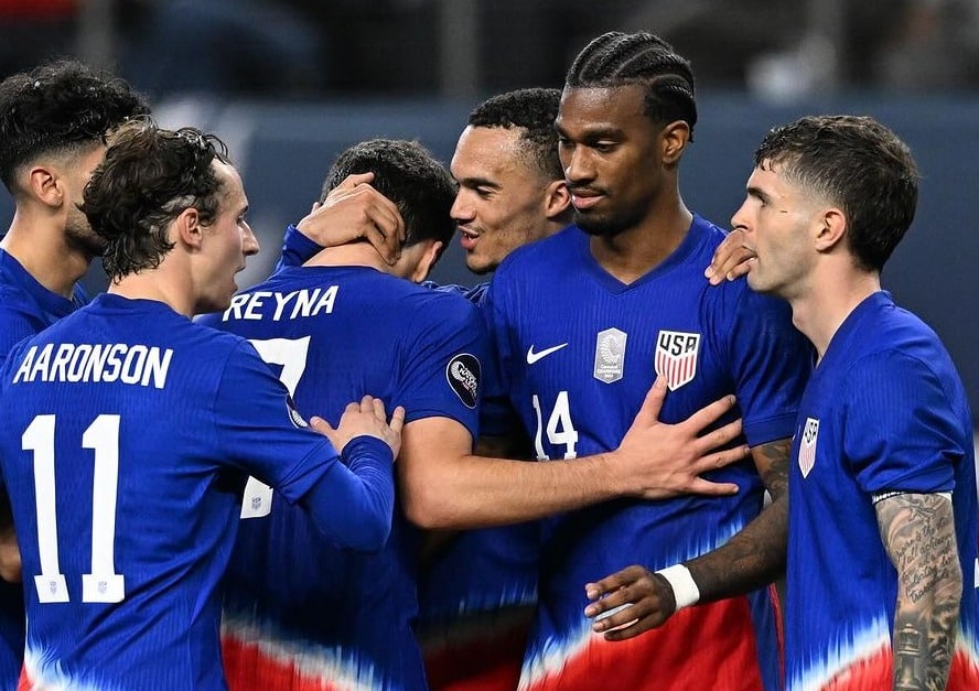 Jugadores de Estados Unidos festejan gol en semifinales.