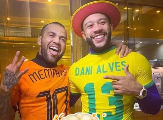Dani Alves y memphis Depay en prtido entre Brasil y Holanda.