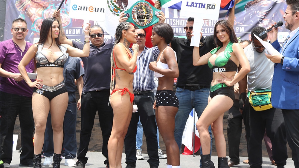 BARBY JUÁREZ A LA IZQUIERDA Y MATSHIDISO MOKEBISI A LA DERECHA, FRENTE A FRENTE POSANDO PARA LA FOTO TRAS EL PESAJE