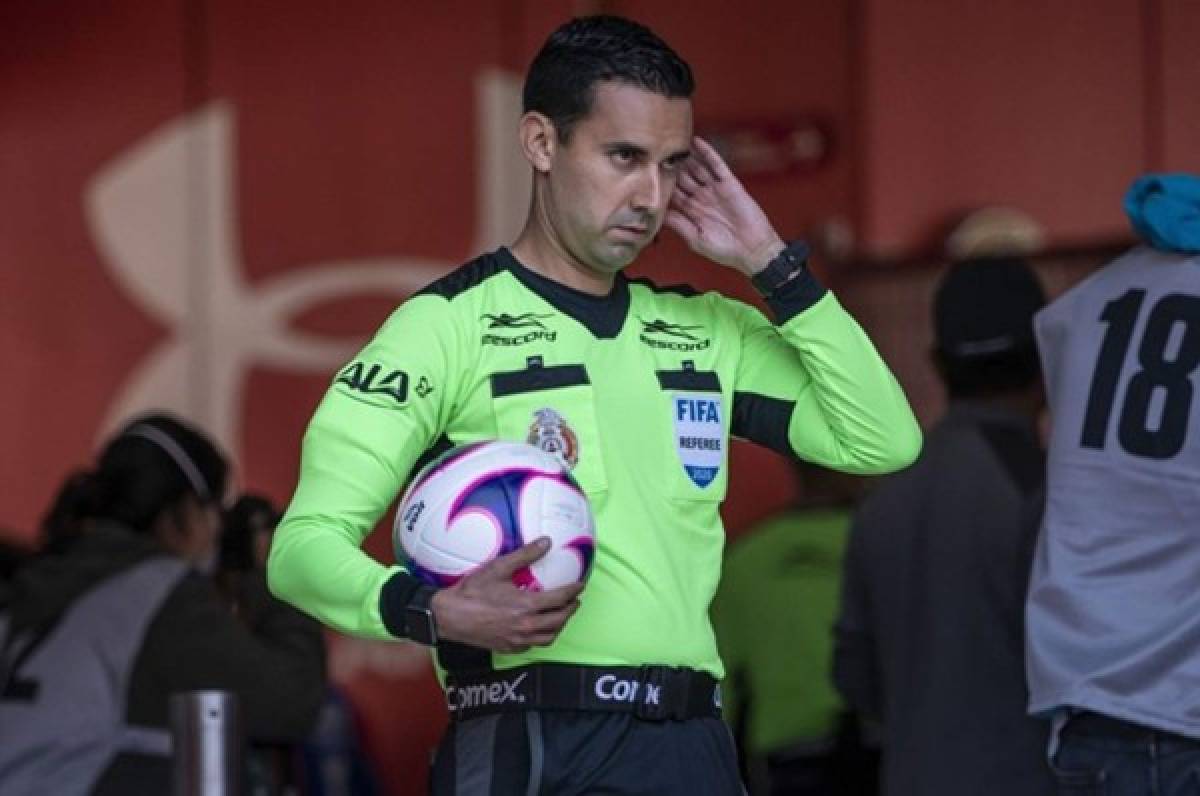 César Ramos checando una jugada en el VAR en la jornada 15.