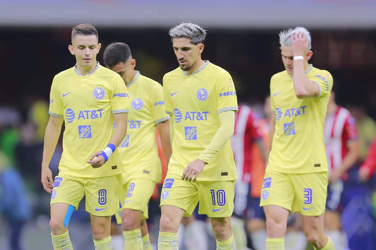 Jugadores del América salen desalentados tras perder ante Pumas.