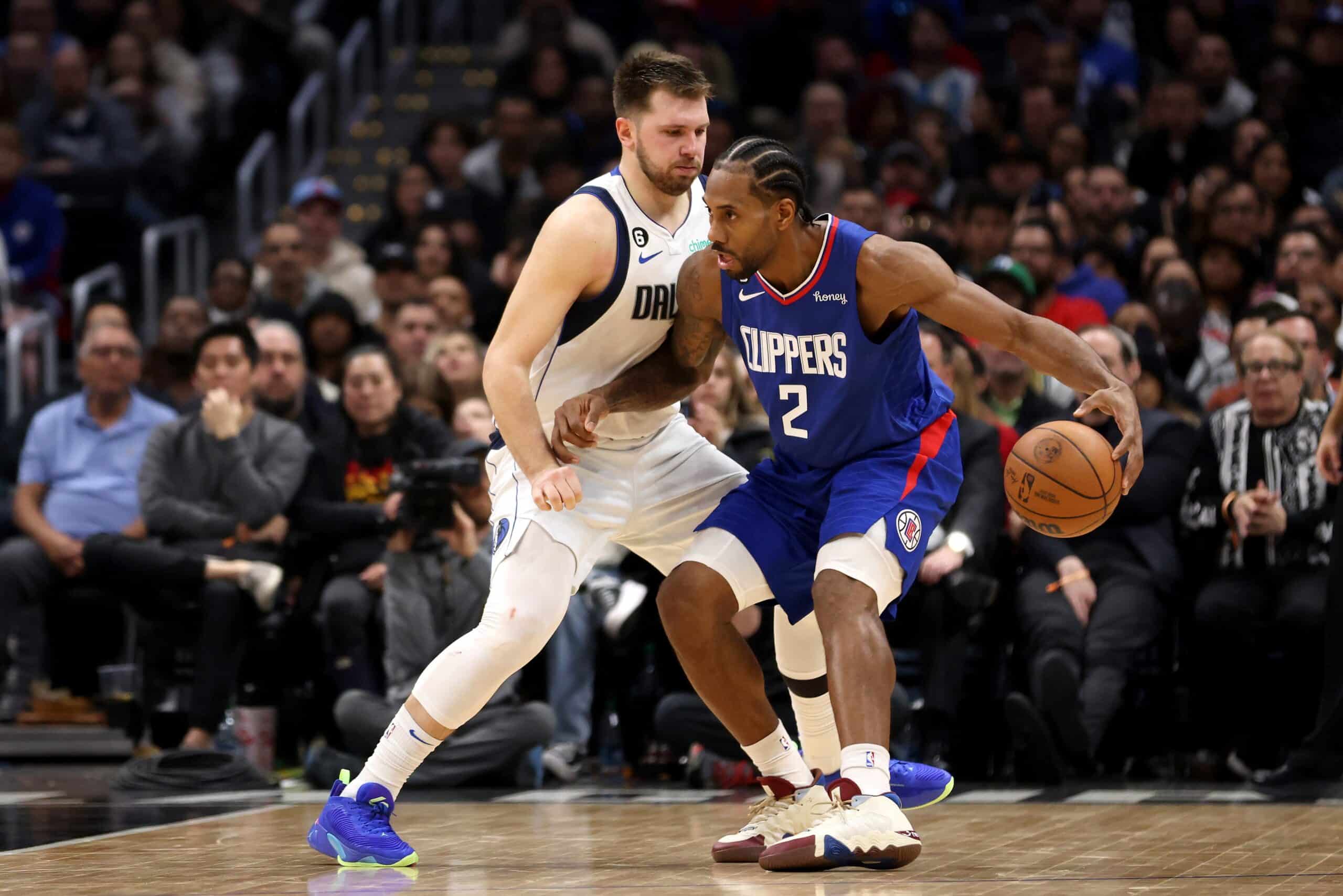 LUKA DONCIC DE LOS MAVERICKS DEFENDIENDO A KAWHI LEONARD DE LOS CLIPPERS