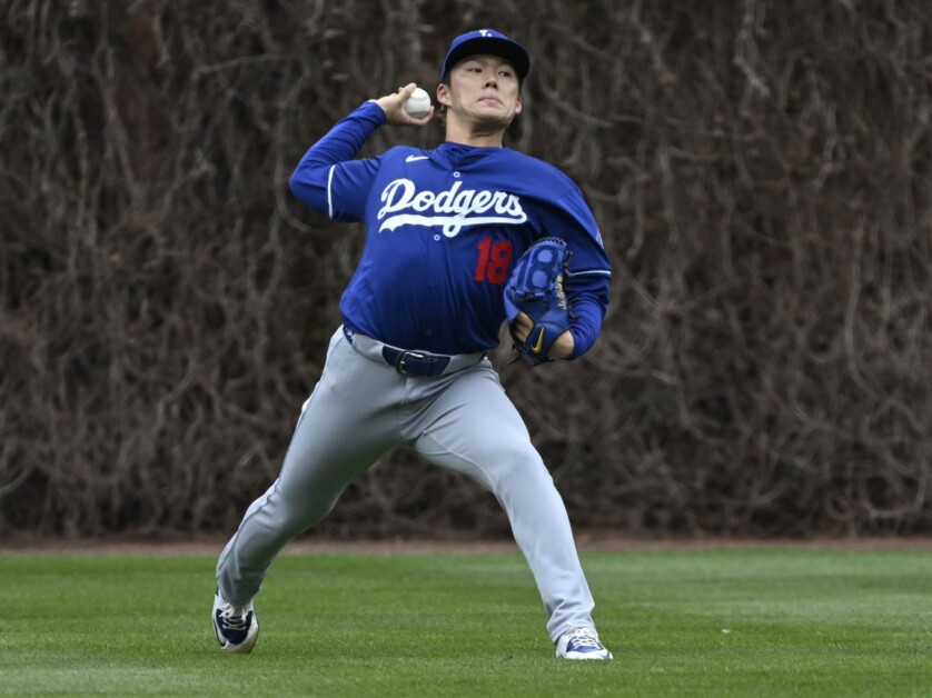 YOSHINOBU YAMAMOTO CALENTANDO CON LOS DODGERS