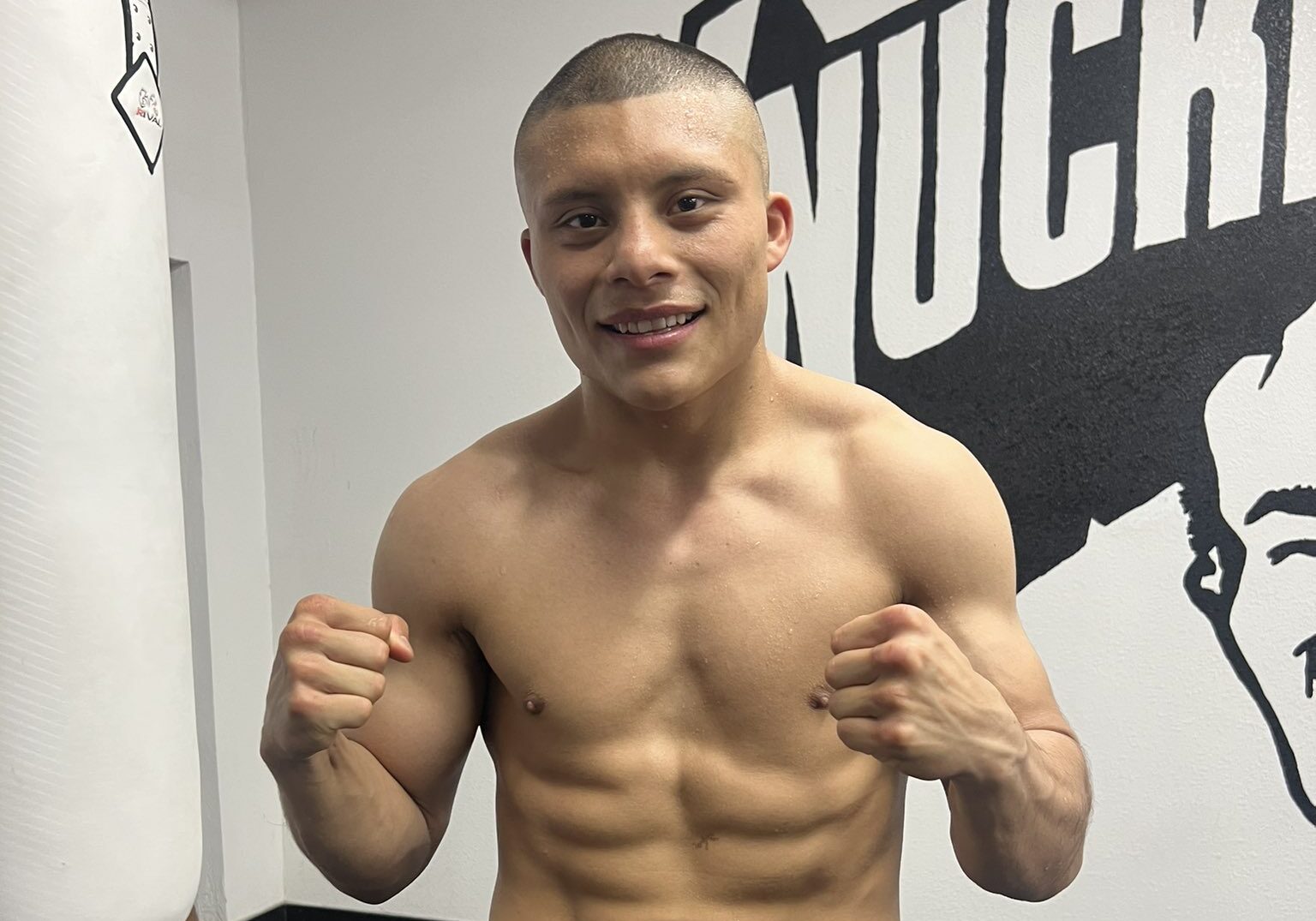 ISAAC 'PITBULL' CRUZ POSA PARA LA FOTO