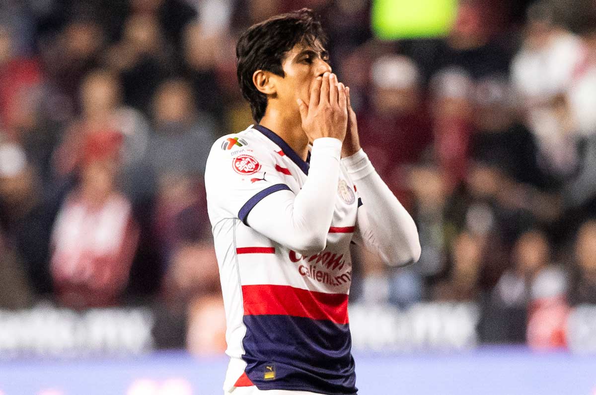 José Juan Macías se lamenta de una falla con Chivas.