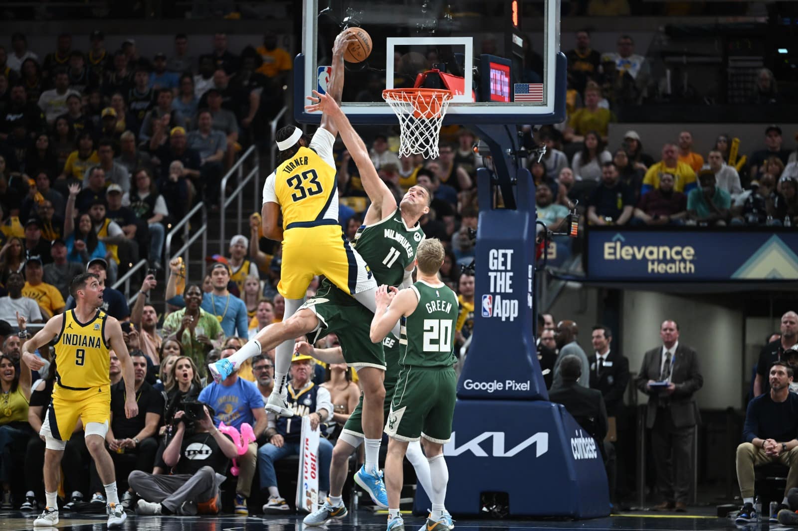 MYLES TURNER DE LOS PACERS REALIZA UNA CLAVADA SOBRE BROOK LÓPEZ DE LOS BUCKS