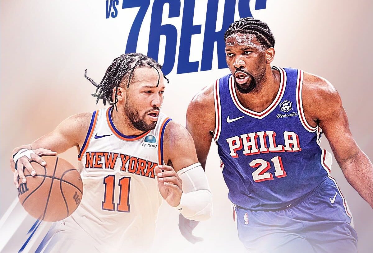 JALEN BRUNSON DE LOS KNICKS A LA IZQUIERDA Y JOEL EMBIID DE LOS SIXERS A LA DERECHA