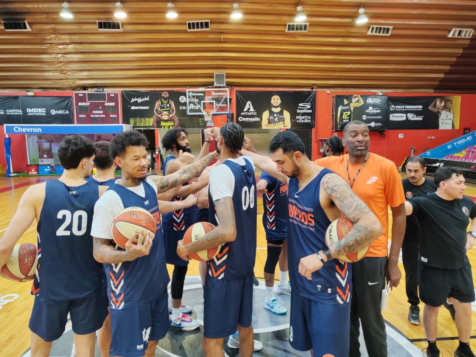 Pioneros de Los Mochis en su entrenamiento previo al primer juego en Culiacán.