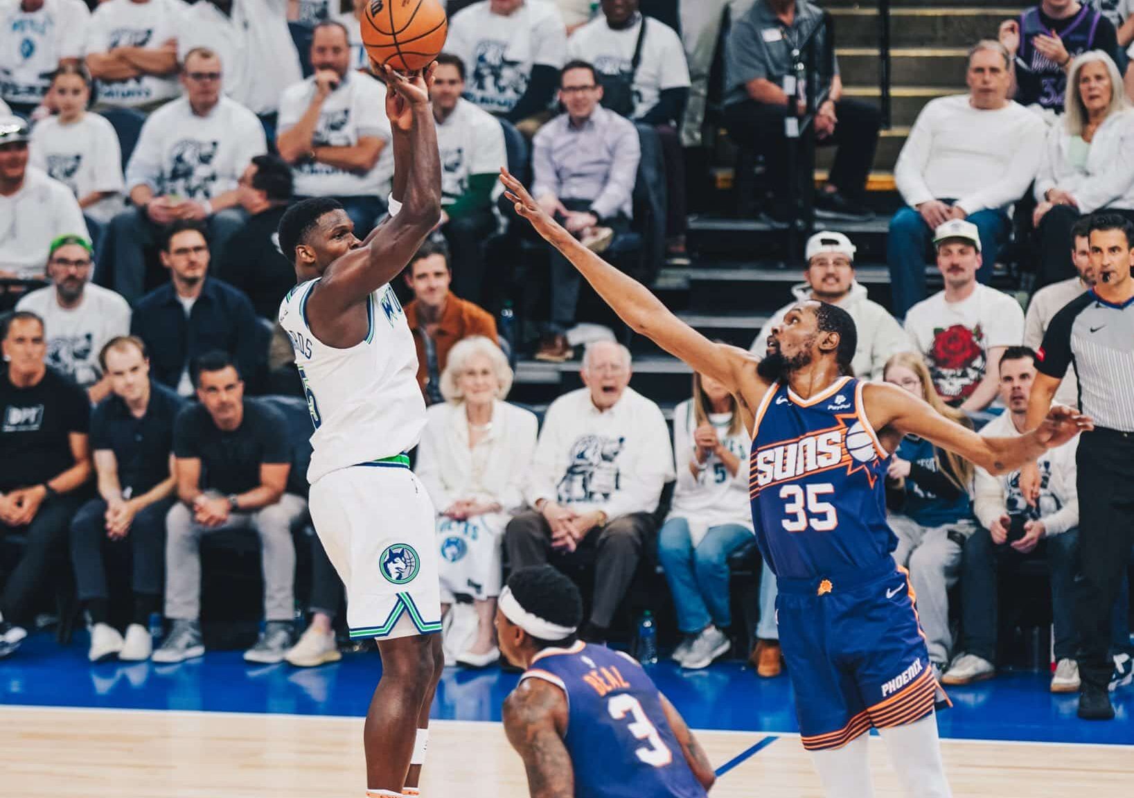 ANTHONY EDWARDS DE LOS TIMBERWOLVES HACE UN TIRO SOBRE KEVIN DURANT DE LOS SUNS