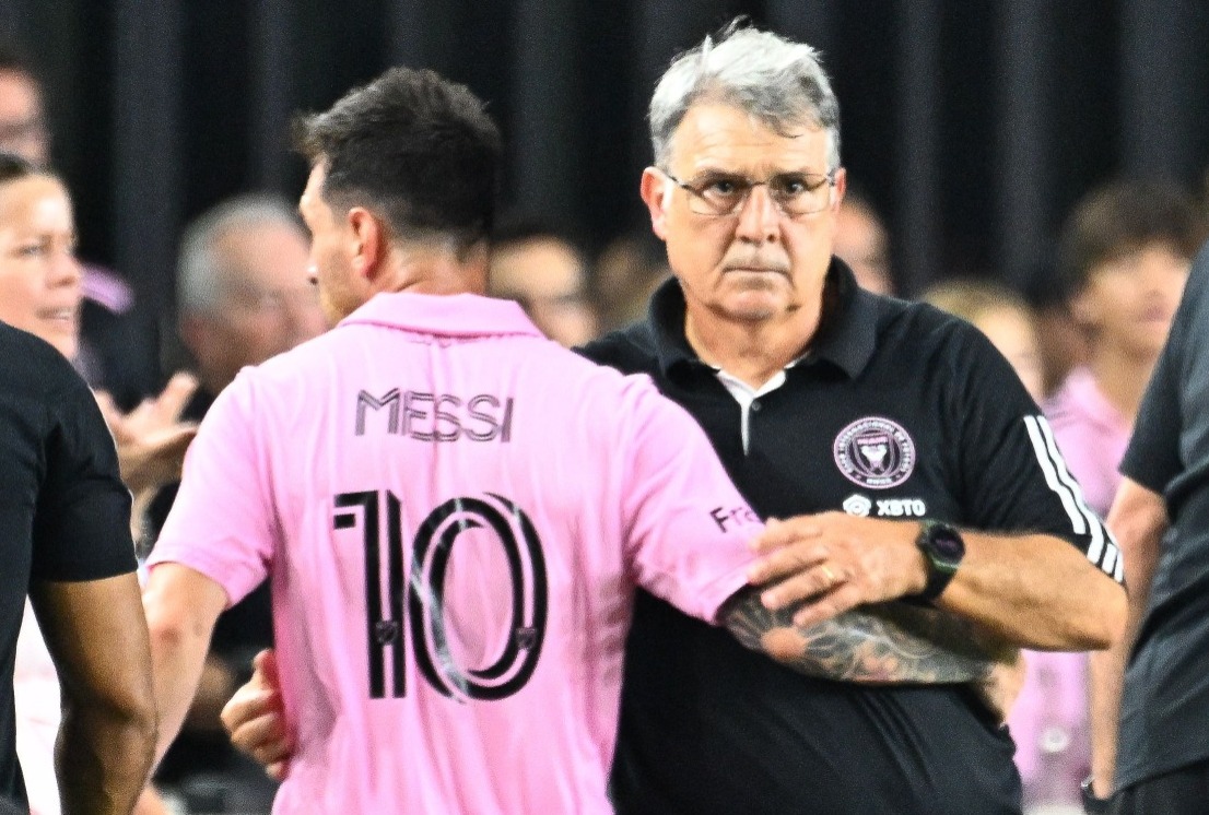 'Tata' Martino saluda a Messi tras salir de cambio con Inter de Miami.