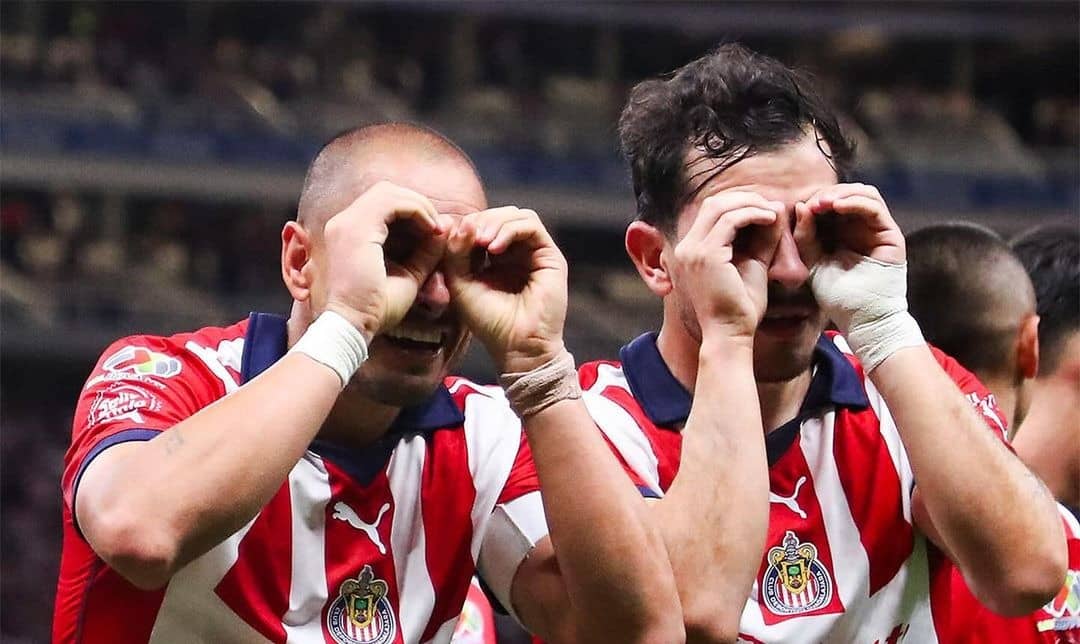 Chicharito festeja su gol con Chivas este sábado en el Akron.