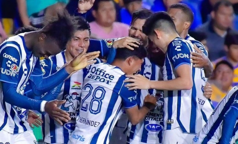 Jugadores de Pachuca festejan gol en triunfo ante Tigres en la fecha 14.