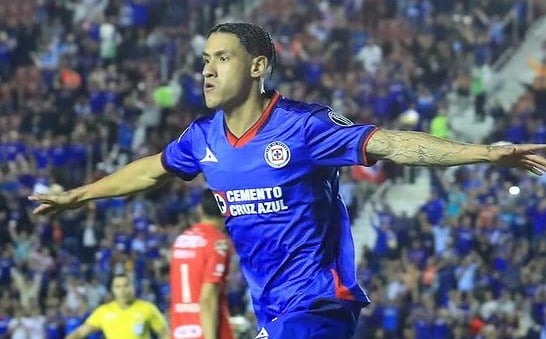 Uriel Antuna festeja gol con Cruz Azul en la jornada 14.