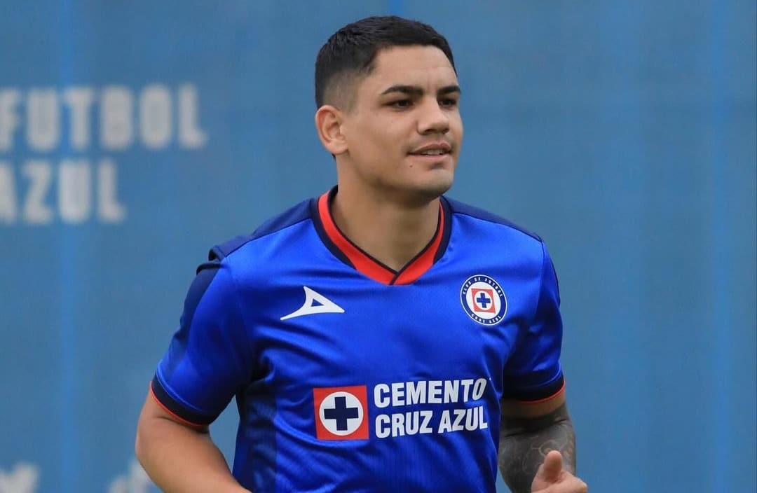 Gabriel Fernández en su presentación con el Cruz Azul.