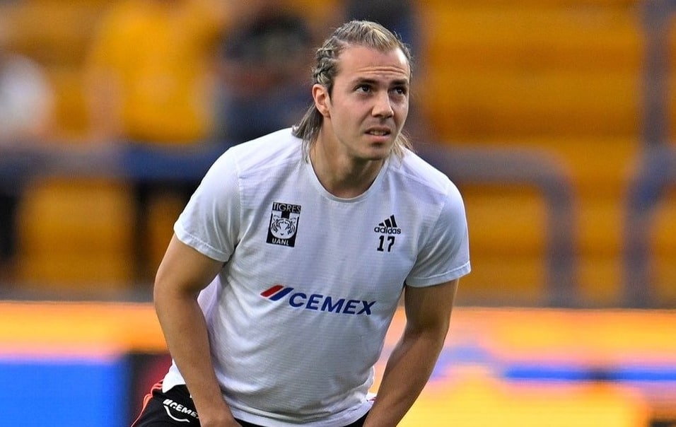 Sebastián Córdova de Tigres en entrenamiento en el Universitario.