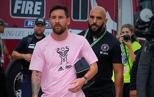Lionel Messi siempre esta resguardado por su guardaespaldas.