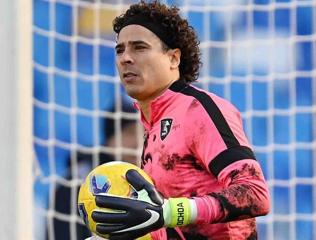 Guillermo Ochoa en partido de la Serie A con el Salernitana.