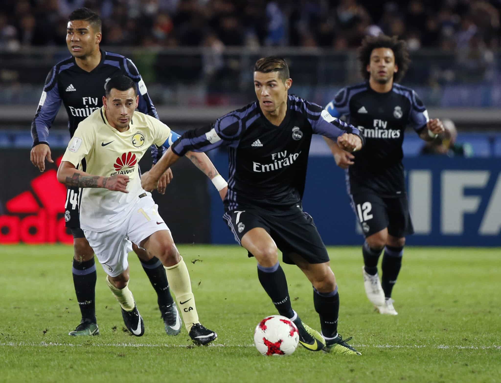 SAMBUEZA DISPUTA LA PELOTA A CRISTINO RONALDO