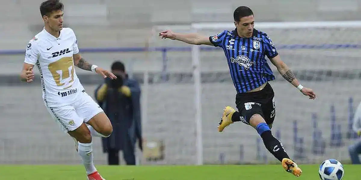 GALLOS Y PUMAS PELEAN EL BALÓN