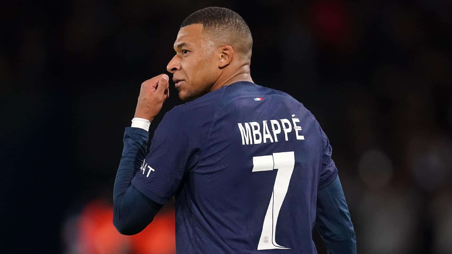 Mbappé en partido de la Ligue 1 con el PSG.
