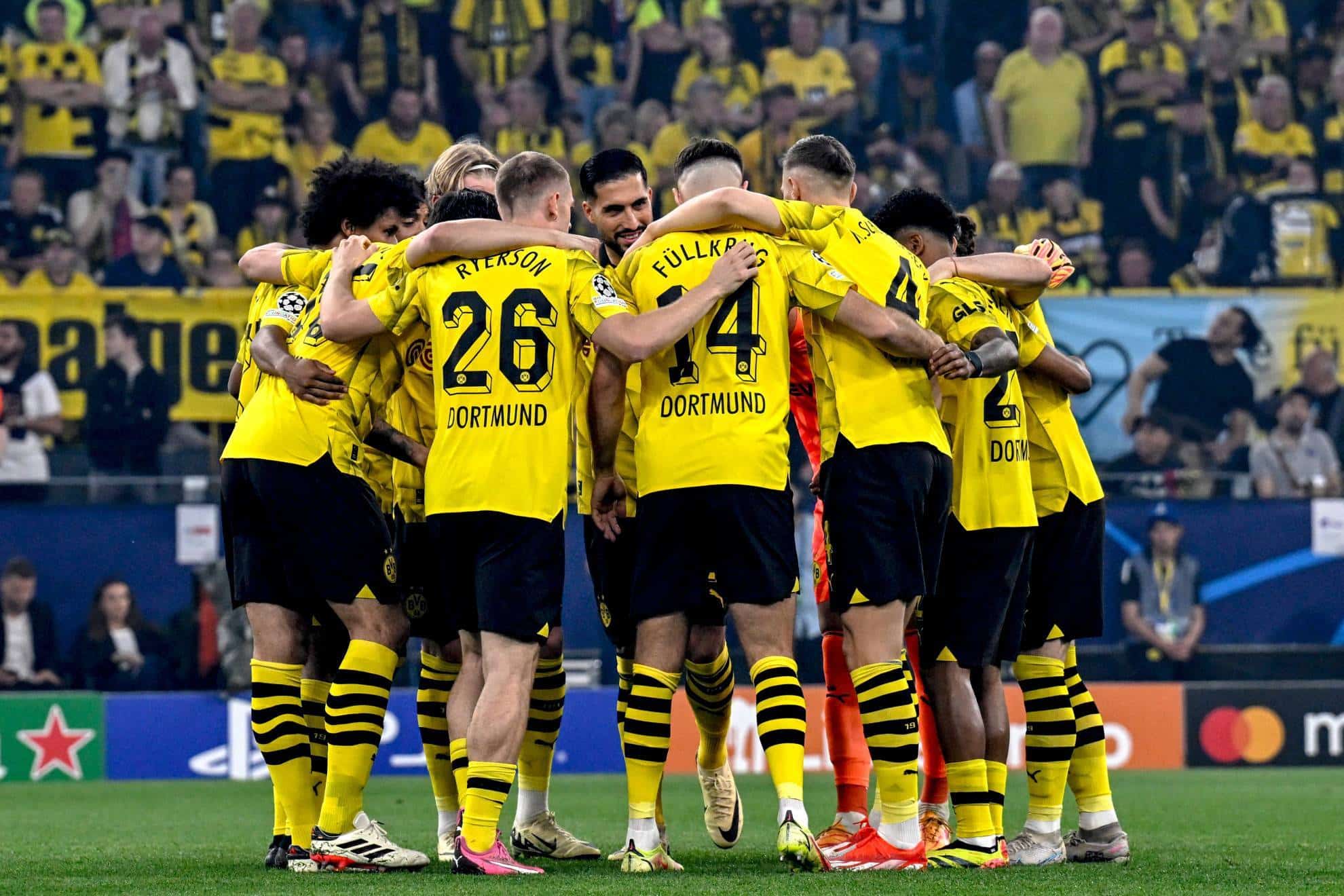 Jugadores del Borussia Dortmund en pleno partido de Champions.